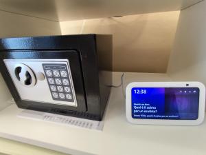 a microwave with a digital clock on a counter at B&B Chapeau in Casagiove