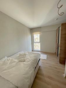 A bed or beds in a room at Two Bedroom King Suite BH46