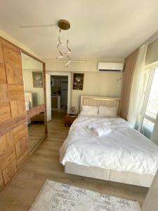 A bed or beds in a room at Two Bedroom King Suite BH46 Még 21 kép