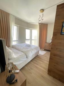 A bed or beds in a room at Two Bedroom King Suite BH46