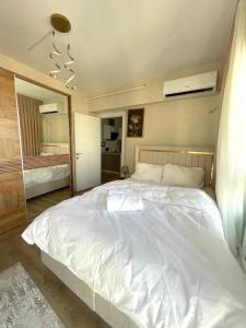 A bed or beds in a room at Two Bedroom King Suite BH46