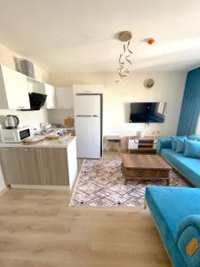 A kitchen or kitchenette at Two Bedroom King Suite BH46
