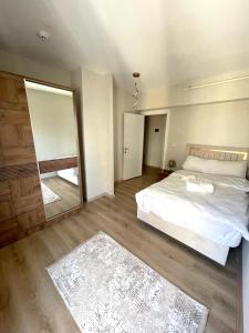 A bed or beds in a room at Two Bedroom King Suite BH46