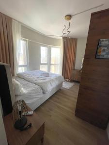 A bed or beds in a room at Two Bedroom King Suite BH46