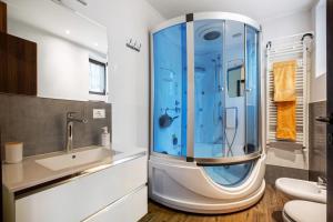 une salle de bain avec une douche en verre et un lavabo dans l'établissement Appartamento Buthier Aosta, à Aoste 14 autres photos