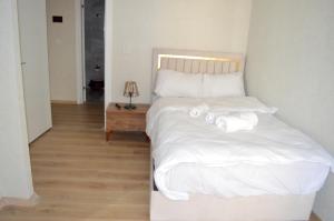 A bed or beds in a room at Two Bedroom King Suite BH46