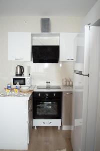 A kitchen or kitchenette at Two Bedroom King Suite BH46