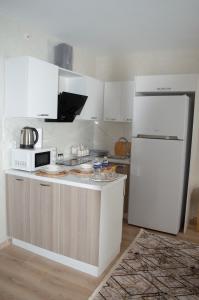 A kitchen or kitchenette at Two Bedroom King Suite BH46