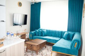 A seating area at Two Bedroom King Suite BH46