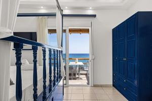 Eine Treppe führt zu einem Schlafzimmer mit Meerblick. in der Unterkunft Ammos stegna in Archangelos
