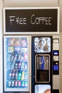uma máquina de venda automática de café gratuita numa loja em WH Apartments em Ljubljana