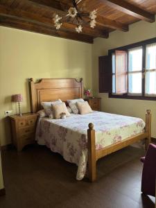 1 dormitorio con 1 cama grande y techo en Casa Gloria, en Moncó