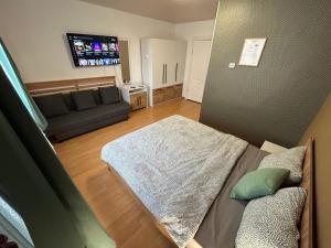 a living room with a bed and a couch at Kaffeinn Specialty Coffee Baile 1 Mai in Baile Unu Mai