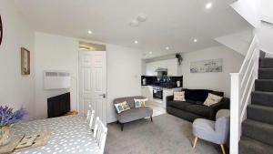 Η κουζίνα ή μικρή κουζίνα στο 44 Strawberry Hill, Tolroy Manor +8 φωτογραφίες
