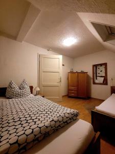 una camera con un letto bianco e una porta di Haus Alte Schule a Elchweiler