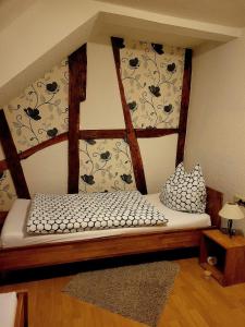 una camera con letto in legno a baldacchino di Haus Alte Schule a Elchweiler Altre 10 foto