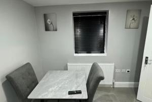 Posezení v ubytování Apartment-Sleeps3-Parking-Internet