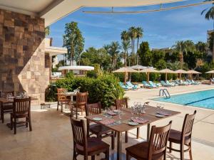 The swimming pool at or close to Sofitel Winter Palace Luxor