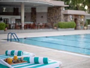 The swimming pool at or close to Sofitel Winter Palace Luxor