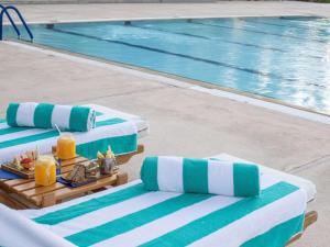 The swimming pool at or close to Sofitel Winter Palace Luxor