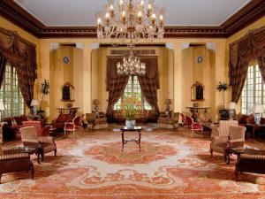 A seating area at Sofitel Winter Palace Luxor