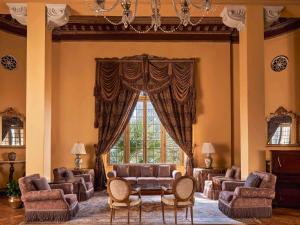 A seating area at Sofitel Winter Palace Luxor