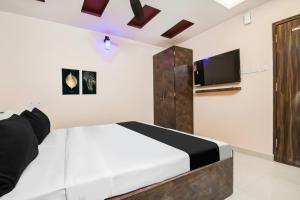 Postel nebo postele na pokoji v ubytování Super Hotel O MOHAR KUNJHA