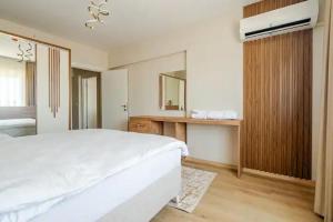 Postel nebo postele na pokoji v ubytování Deluxe King Suite MAI35