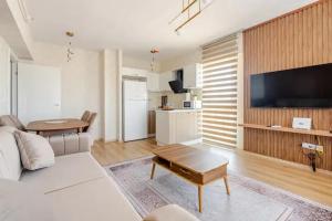TV a/nebo společenská místnost v ubytování Deluxe King Suite MAI35