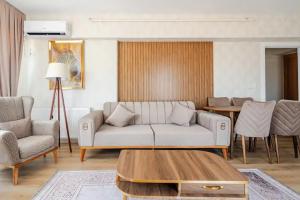 Posezení v ubytování Deluxe King Suite MAI35