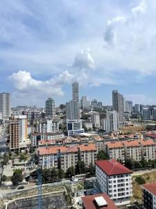 Nespecifikovaný výhled na destinaci Esenyurt nebo výhled na město při pohledu z apartmánu