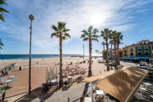 vistas a una playa con palmeras y un paseo marítimo en Villasun sunset, en Villajoyosa