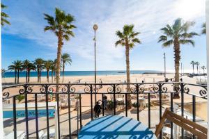 balcón con vistas a la playa y a las palmeras en Villasun sunset, en Villajoyosa