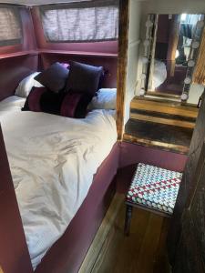 Cama en habitación con espejo y silla en Potato, en Londres 4 fotos más
