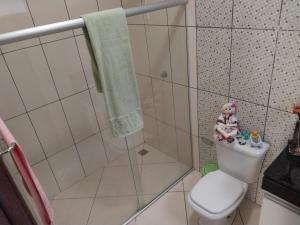 a small bathroom with a toilet and a shower at Casa Inteira in Diamantina-MG in Diamantina