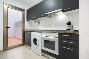 a kitchen with a washer and a washing machine at Casa Castilla in Puerto del Rosario