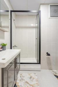 A bathroom at Deluxe King Suite MAI21