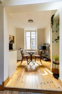 a kitchen and living room with a table and chairs at Cosy & Duplex - Appartements au coeur de la vieille Ville in Clermont-Ferrand
