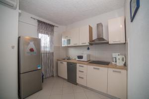 Kuchyňa alebo kuchynka v ubytovaní Apartmani Vujić- Villa Dolac