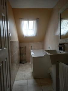 Ένα μπάνιο στο Busby Apartments +35 φωτογραφίες