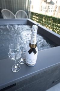 Ποτά στο Aelia Jacuzzi Suite, The Luxury Suites