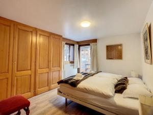 a bedroom with a large bed with wooden cabinets at Ambassador 207 in Verbier