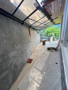 une pièce vide avec un mur en béton et un plafond dans l'établissement HnM Kandy - Peradeniya Small Apartment with a luxury bed, kitchen, living area, attached washroom, à Angunawala