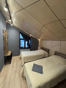 een kamer met drie bedden en een raam bij Mine Hostel Dzhergalan in Dzhergalan