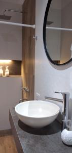a bathroom with a white sink and a mirror at Monoambiente céntrico con cochera Aloj URQUIZA in Concordia