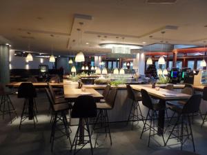 a restaurant with tables and chairs and a bar at ´t Wapen van Marion in Oostvoorne