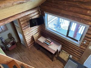 TV a/nebo společenská místnost v ubytování Morning Star Log Cabin