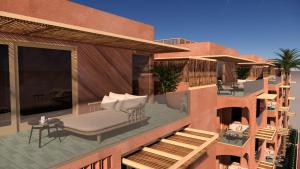 阿拉尼亚La Gaia - Adult Only的大楼内的阳台配有沙发和桌子