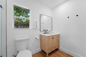 Et badeværelse på 921 Apartment 3