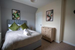 En eller flere senge i et værelse på 2 BDR Flat At Caledonia Luxe Stays Short Lets & Serviced Accommodation Shotts